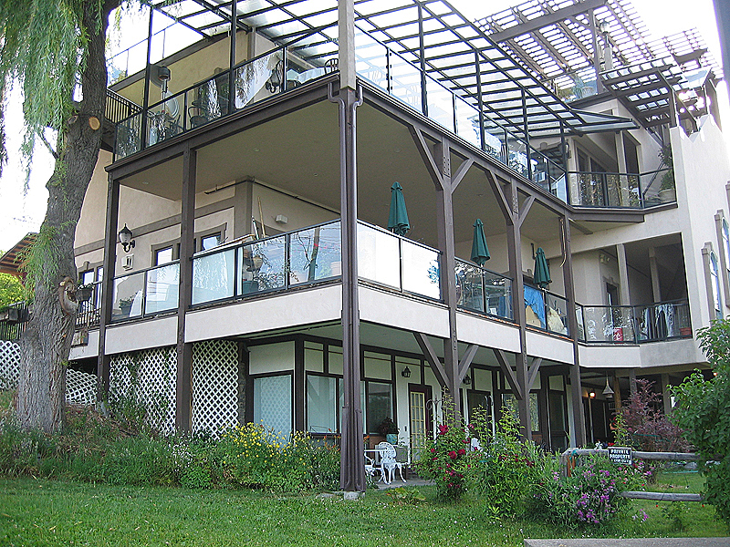 Bottom floor contains the rooms; upper floors restaurant